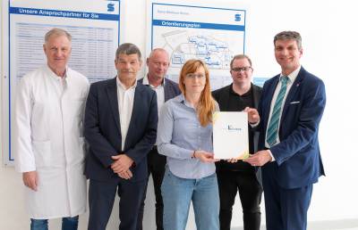 v. l. n. r.: Dr. Andreas Klamann - Ärztlicher Direktor Sana Kliniken Landkreis Leipzig, Dr. Roland Bantle - Geschäftsführer Sana Kliniken Landkreis Leipzig, Gero Breitenbach - Landkreis Leipzig, Bereich Wirtschaftsförderung, Anne Lehmann - Leitung IT sowie klinische Prozesse und Digitalisierung und Projektleiterin, Marcus Raschke - Projektsteuerung für Unternehmen Revier, Wirtschaftsfördergesellschaft des Burgenlandkreises und Henry Graichen - Landrat Landkreis Leipzig. (Foto: Robin Kunz)