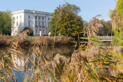 Weißes Haus im Herbst 2019 (Foto: Werner Schwehm)