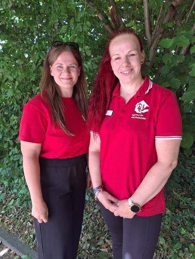 links: Franziska Fillies, Teamkoordinatorin im Außendienst Landkreis Leipzig und Nordsachsen; rechts: Adriana Hoyer, Teamleiterin Bezirk Frohburg/Borna