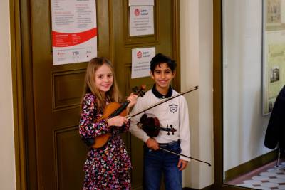 Jara Panse und Adam Amer vor dem Wertungsraum im Rathaus Schkeuditz