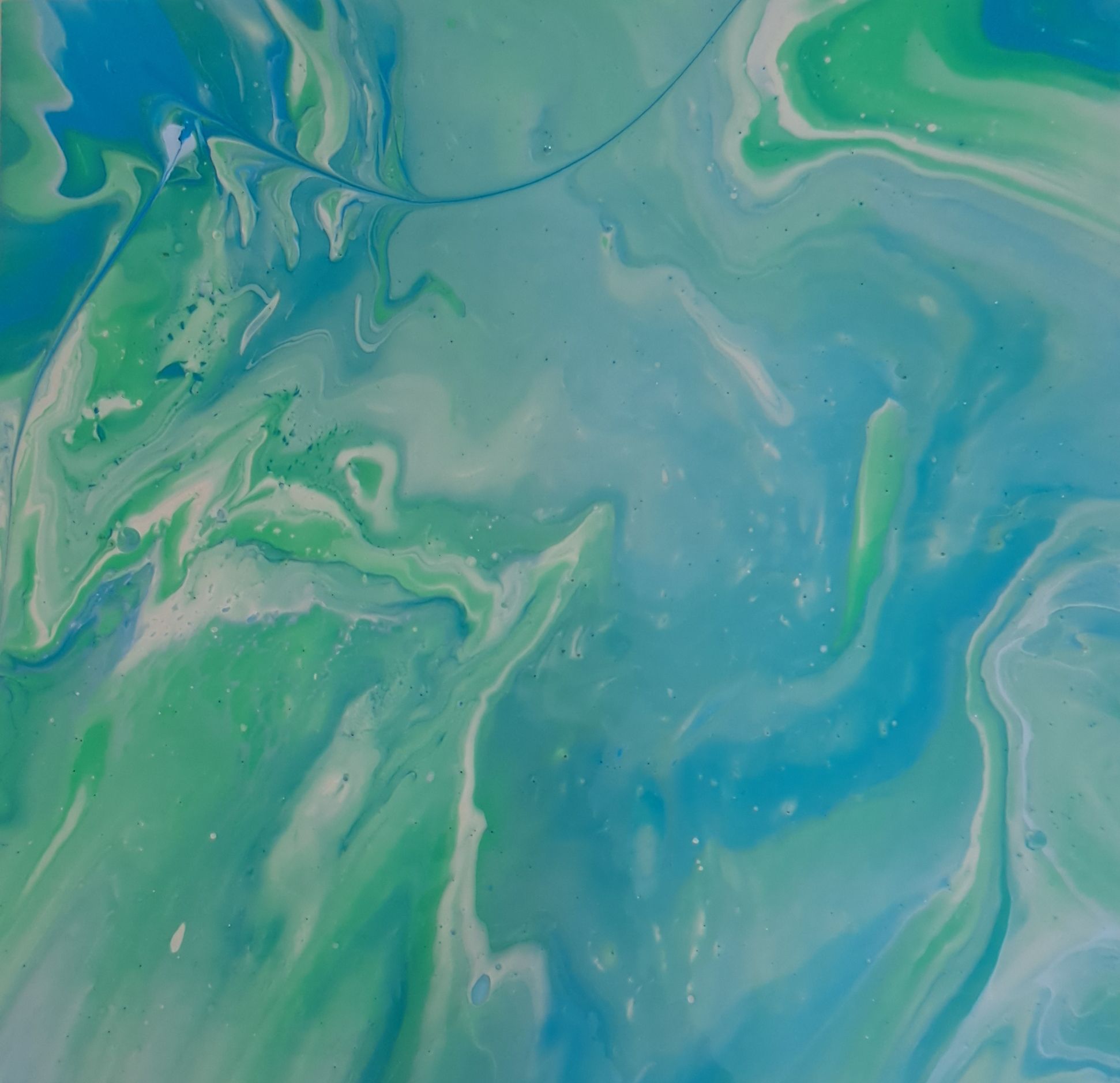 Die einen sehen ein tanzendes Gespenst, andere eine Landschaft mit viel Wasser: Der Fantasie sind beim Acryl-Pouring keine Grenzen gesetzt.