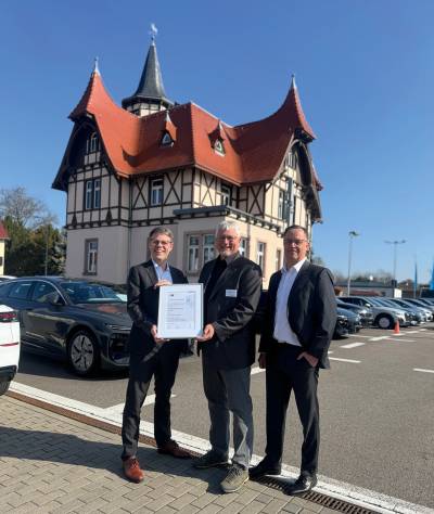 Jörg Semper (mitte) von der IHK zu Leipzig übergibt die Jubiläumsurkunde an die beiden Geschäftsführer Steffen Jahn (rechts) und Jens Strehlau (links)