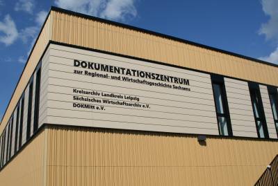 Das neue Dokumentationszentrum in der Lobstädter Straße 36a in Borna. Nach rund zweieinhalb Jahren Bauzeit wurde der Neubau am 1. September 2026 offiziell eröffnet. Hier finden künftig das Kreisarchiv des Landkreises Leipzig, das Sächsische Wirtschaftsarchiv und der Förderverein DOKMitt e. V. eine gemeinsame Wirkungsstätte.