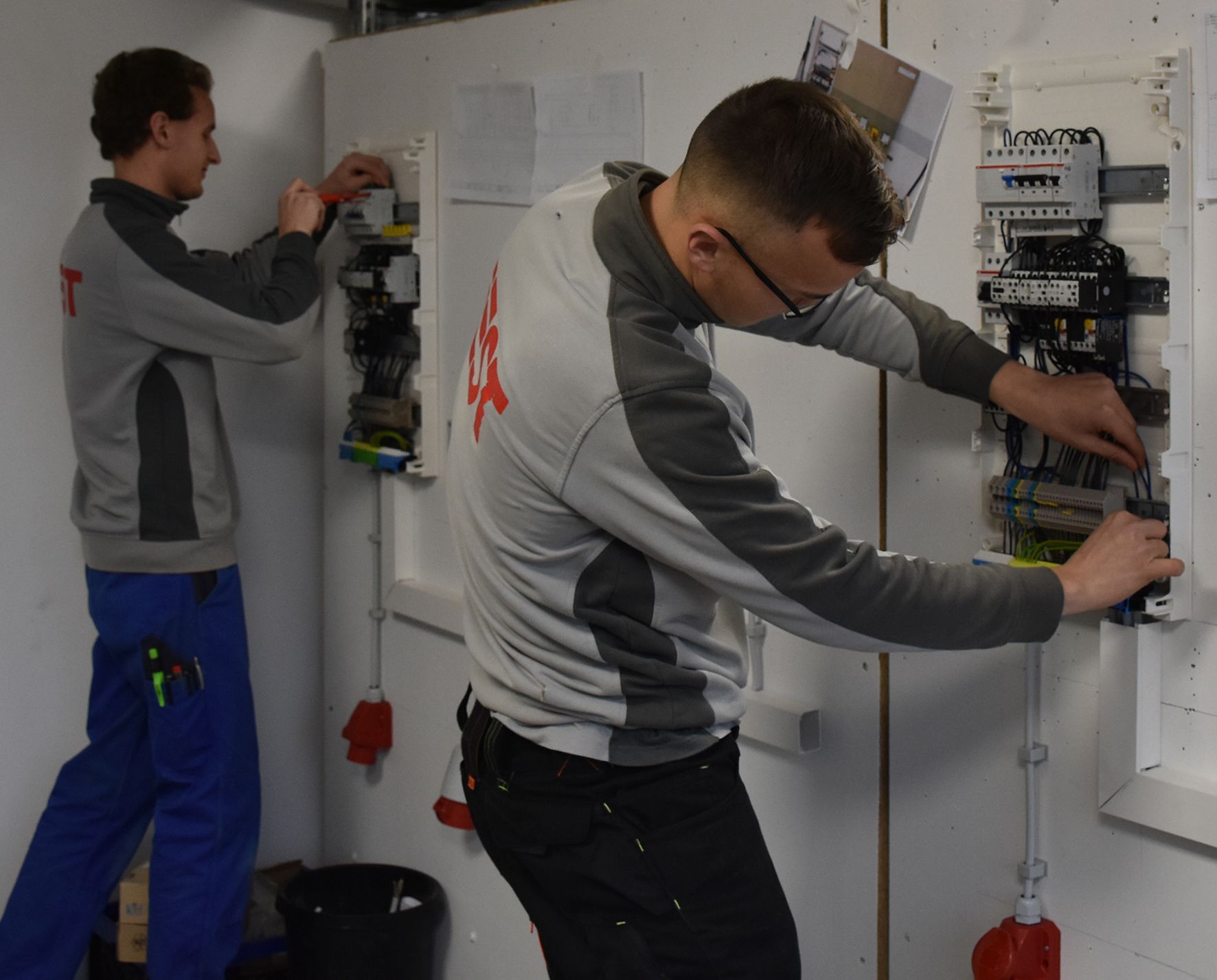 Zwei Azubis bereiten sich in der Lehrwerkstatt auf ihrer Gesellenprüfung vor. Bild_1