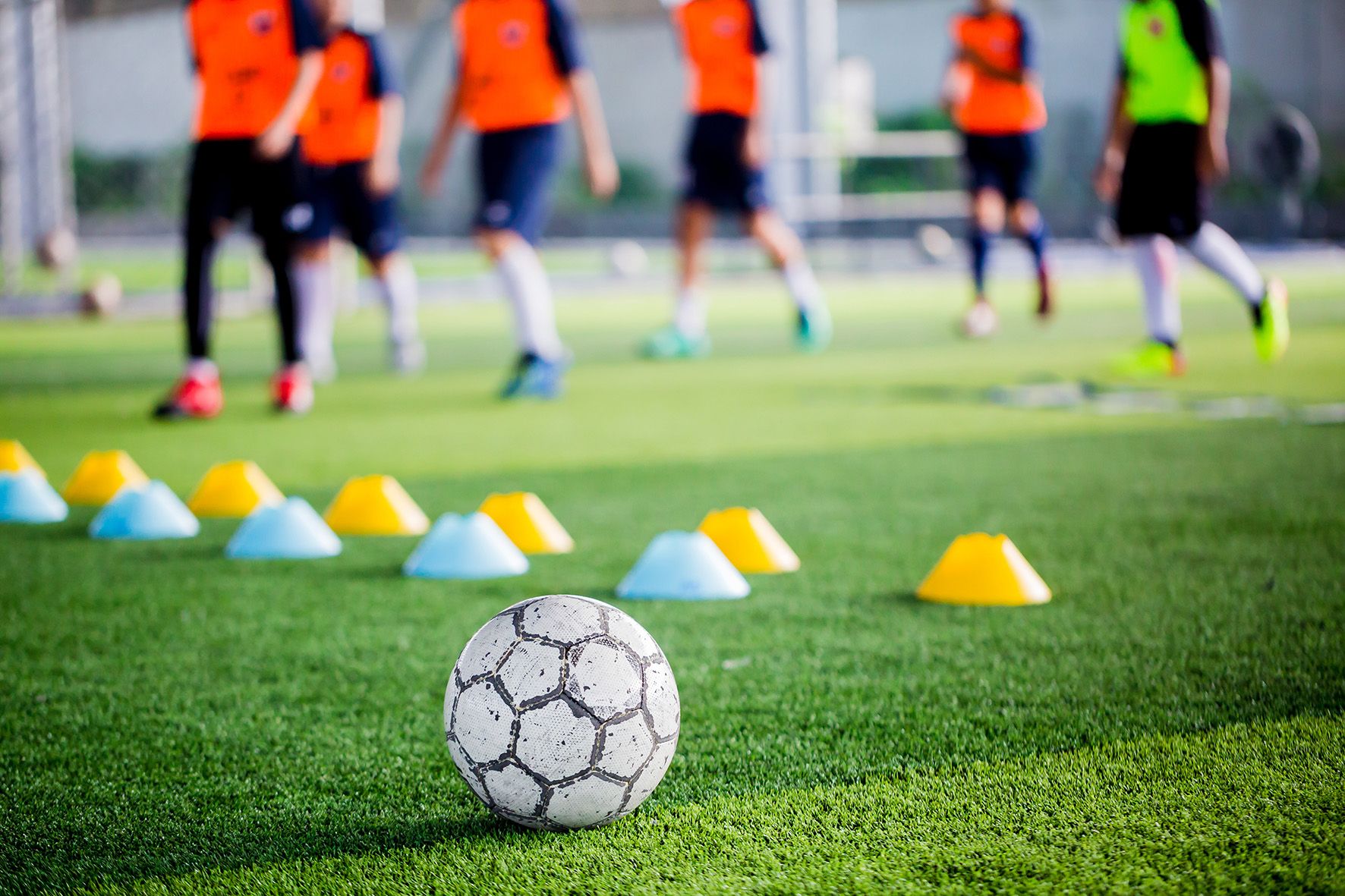 Symbolbild (Koonsiri - stock.adobe.com) Fussball_Koonsiri