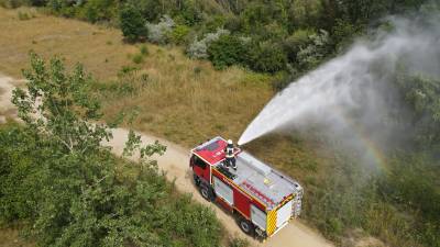 Ein Feuerwehrmann des KatS-Löschzugs Waldbrand bekämpft einen Vegetationsbrand. Die speziell ausgerüsteten Fahrzeuge ermöglichen eine wirkungsvolle Brandbekämpfung auch in schwer zugänglichem Gelände.