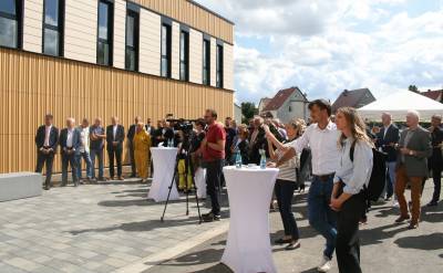 Zahlreiche Gäste nutzten die Eröffnung, um das neue Dokumentationszentrum in Borna kennenzulernen und erste Einblicke in den neuen Ort für Regional-, Wirtschafts- und Industriegeschichte zu gewinnen.
