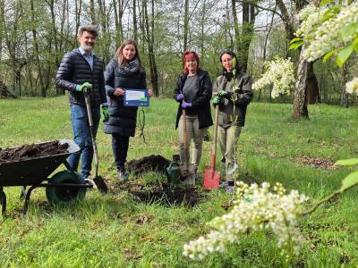 Zum Anmeldestart und passend zum Themenschwerpunkt 2026 pflanzten die Partner des Umweltbildungsprojektes symbolisch eine insektenfreundliche Kornelkirsche in die Naschgartenecke der Ökostation. Auf dem Foto v.r.n.l. zu sehen: Schulleiter Andreas Neumann der Grundschule „Clemens Thieme“ Borna, Mandy Frohberg (Projektleiterin Bildungsprojekte enviaM/MITGAS) und Tina Steinbach (NFG Ökologische Station Borna-Birkenhain e.V./ Mitarbeiterin Umweltbildung)
