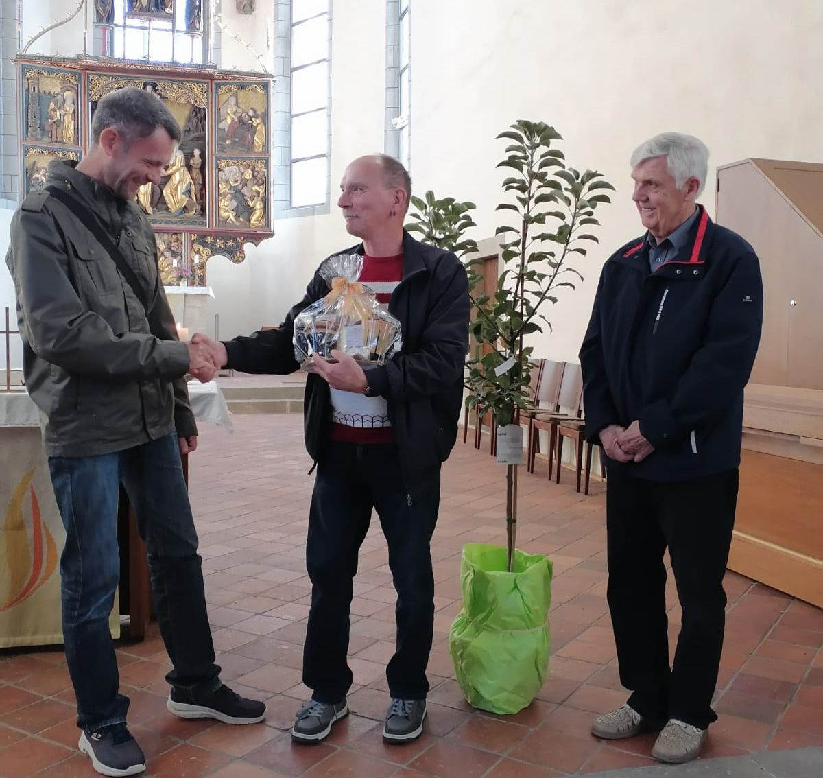 Hausmeister Steffen Such und Kirchvorstand Jürgen Schmidt verabschieden den langjährigen Hausmeister Andreas Paasch in den Ruhestand Hausmeister2