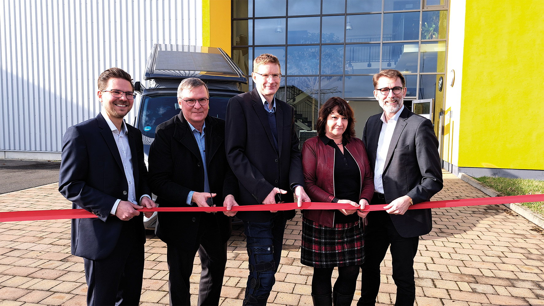 v.l.n.r. Alexander Uhle, Standortleiter, Holger Schulz, Bürgermeister Zwenkau, Robert Händel, Geschäftsführer OPES, Gesine Sommer, Leiterin der Wirtschaftsförderung im Landkreis Leipzig, Michael Körner, Geschäftsführer der Invest Region Leipzig GmbH bei der Einweihung des neuen Standortes der OPES Solar Mobility in Zwenkau. IRL1