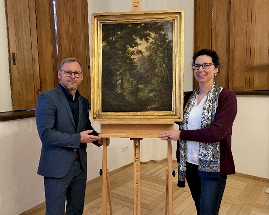 Übergabe des Gemäldes Waldlandschaft mit Wild auf einer Lichtung durch Thomas Kutscher (Fielmann Group AG) an Claudia Kunde, Dezember 2023 Museum2